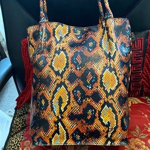 The most important part is looking fabulous in a beautiful Hammitt bag!